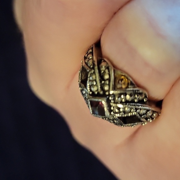 Vintage Avon Siler With Gem Stones Ring - Picture 2 of 8